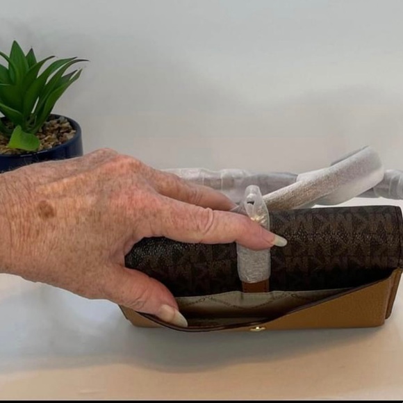 NWT. Michael Kors, the Signature Jet Set small phone crossbody - Picture 5 of 5